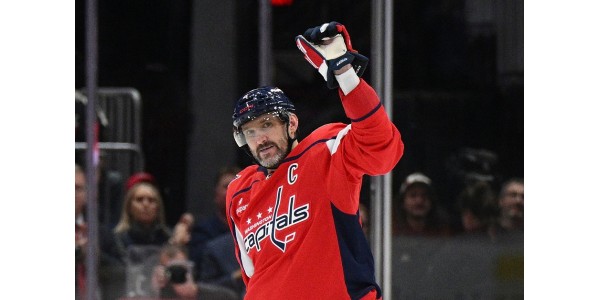 Den första spelaren i NHL:s historia att gå med i 900-målsklubben
